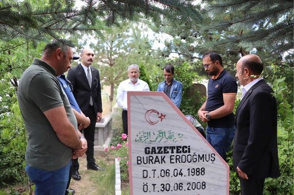 Gazeteci Burak ERDOĞMUŞ Vefat Yıldönümünde Mezarı Başında Anıldı