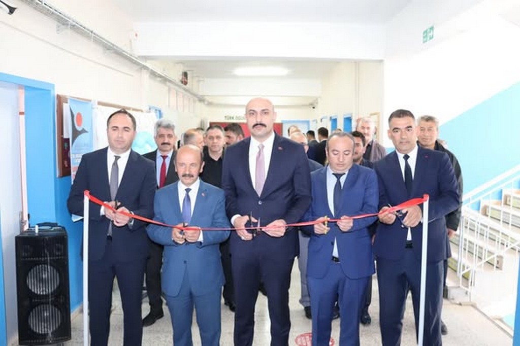 Kaymakamımız Sn. Samet ÖZTÜRK Doç. Dr. Abdüllatif Şener Ortaokulu'nda "TÜBİTAK 4006 Bilim Fuarı" Etkinliğine Katıldı