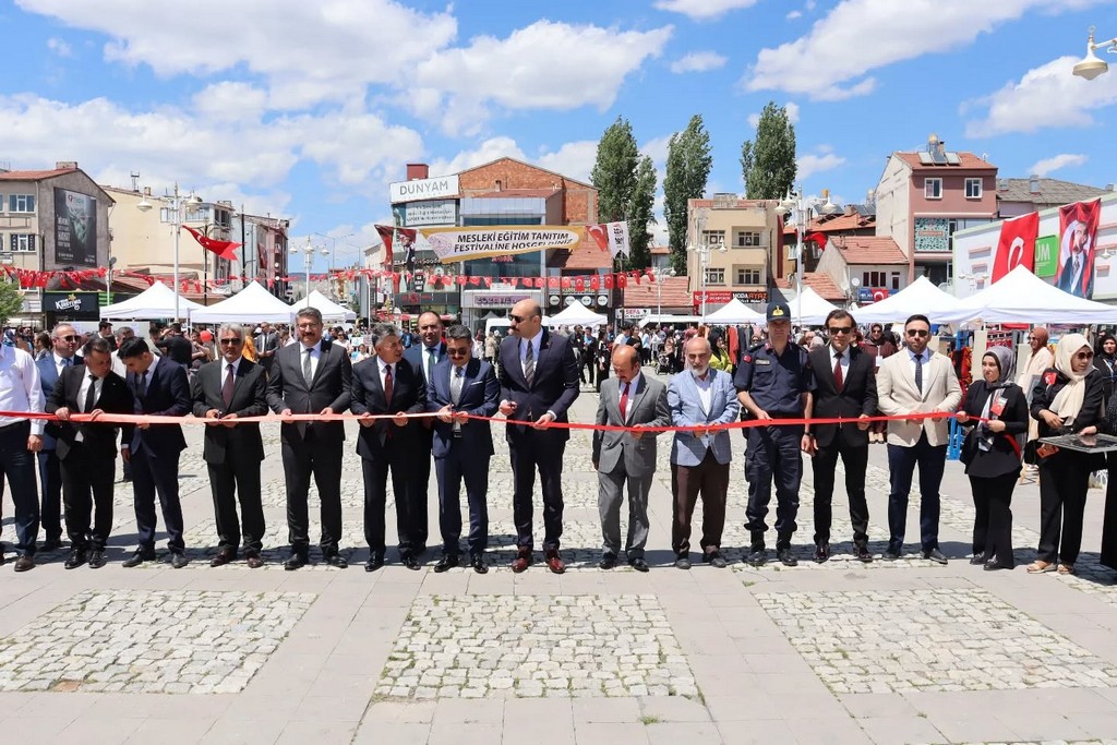 Şarkışla Hükümet Konağı Meydanında Mesleki Eğitim Tanıtım Festivali Gerçekleştirildi